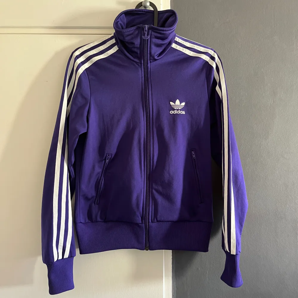 Jättesnygg lila adidas zip up med tryck bak, passar storlek XS, använd fåtal gånger och i bra skick🤍. Toppar.