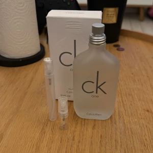 Calvin Klein CK one 2-5ml sample - Hej jag säljer parfym prover på 2-5ml så slipper du köpa en större flaska 2ml kostar 39kr och 5ml kostar 69kr    kontakta mig om det är något!