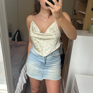 Satintopp  - Satintopp med korsettrygg. Storlek 38 men passar allt från 36-42 beroende på hur man knyter. Säljer även samma modell i annat print! 