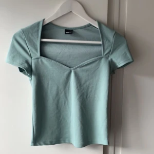 Blå Topp , Oanvänd  - Super söt blå topp! ☺️ Helt oanvänd! Står storlek Xs men skulle säga att den också passar folk som bär S! 