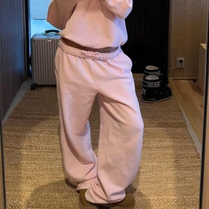 OANVÄNT SKIMS MJUKISSETT - Oanvänt, beställt från Skims men ska testa lägga ut här innan jag skickar tillbaka! Hoodie + mjukisbyxor! Endast testad ett tillfälle. (Säljer även i färgen periwinkel med). Ej mina bilder. Storlek: 4xl.