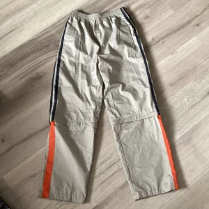 Byxor - Bra skick, går att ta av under delen till längre shorts, praktisk, bra passform,  *står XL som size men skulle säga att dem passar som M 