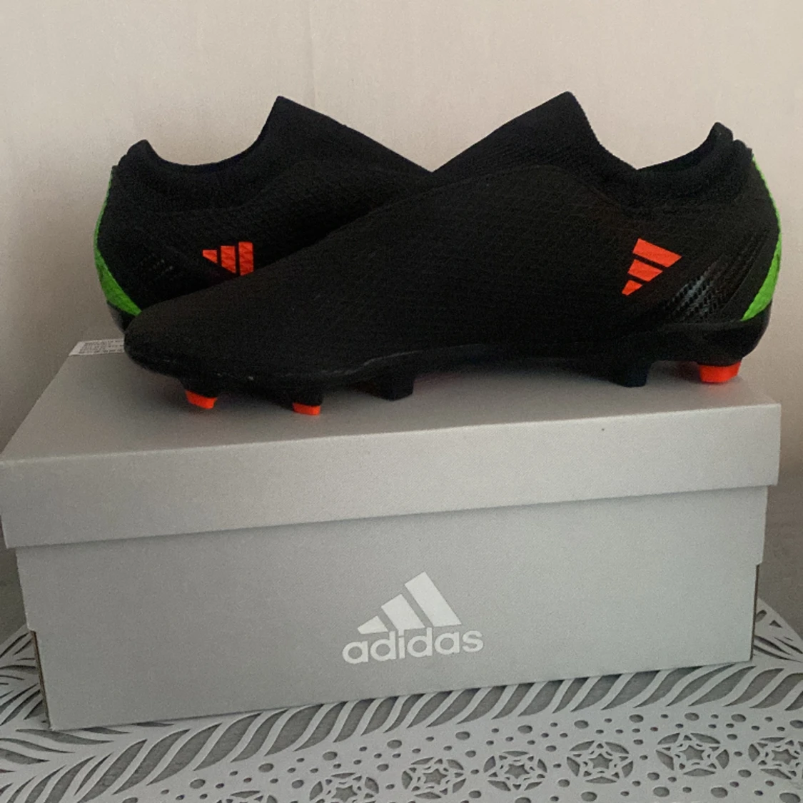 Ett par fotbollsskor som passade inte mig , dem är helt nya och har inte används ute