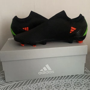 Ett par fotbollsskor som passade inte mig , dem är helt nya och har inte används ute  - Adidas X speedportal.3 LL FG, utan skosnören 