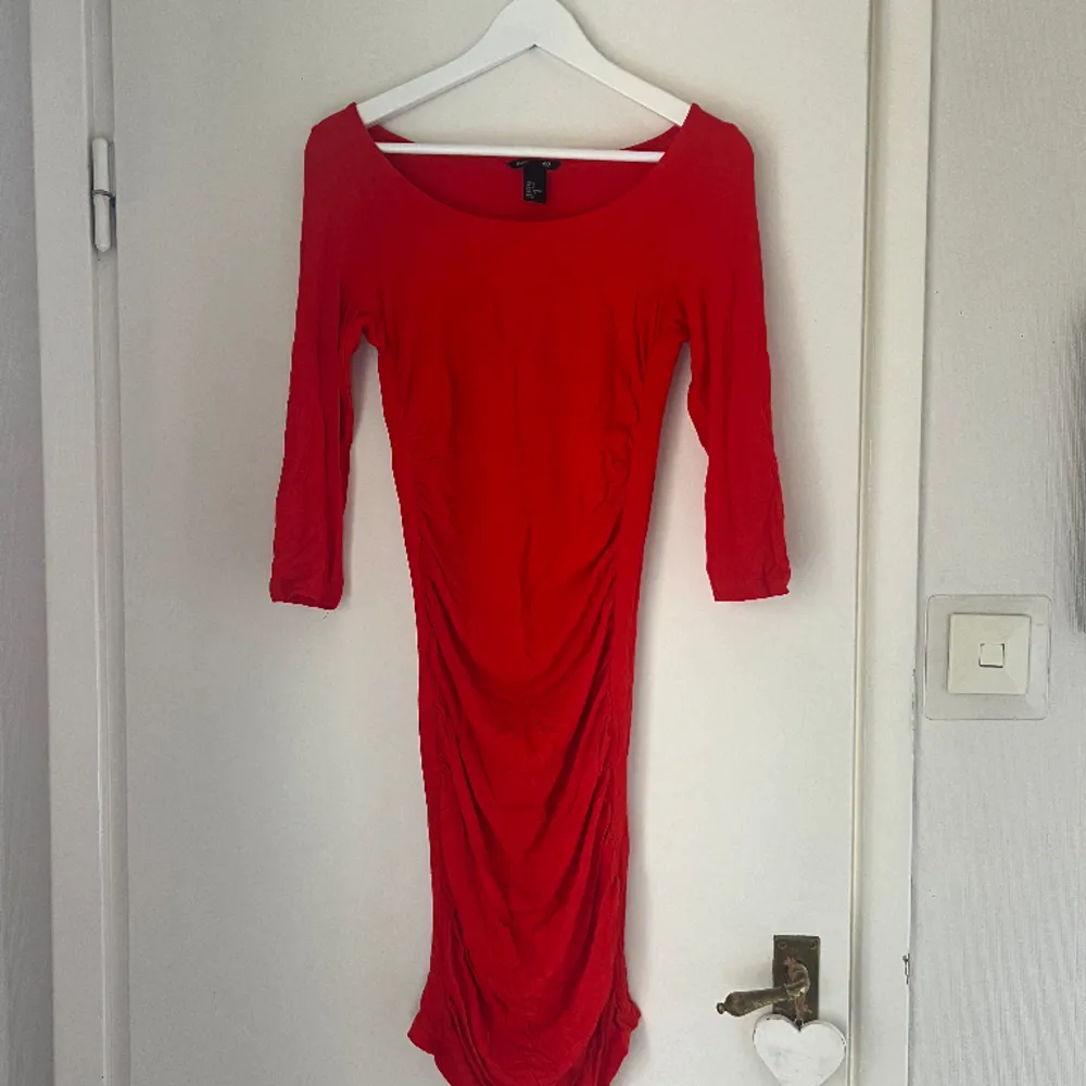 Röd bomulls klänning ❤️ I super stretch . Klänningar.