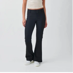 Lågmidjade kostymbyxor  - Säljer mina lågmidjade kostymbyxor från Gina Tricot då de tyvärr inte passar.  Köptes i januari, inte använda mycket sen dess. Storlek XS