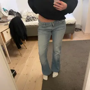 Säljer dessa super snyggalågmidjade jeans från slutet av 1900-talet, så storleken är lite oklar men skulle uppskatta den är ca 38. Bra skick.💕