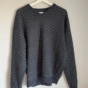 Stickad tröja  - Jätte mysig stickad tröja, inte alls stickig och ha inga defekter. Tröjan har ett super fint mönster och är mörkblå. Sitter lite oversized på mig som bär xs-s