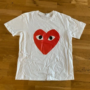 comme des garcons t-shirt  - Är som nyköpt och den är lite skrynklig men det är för att den har legat inne i ett garderob ett bra tag men om man stryker den så ser den exakt ut som vanligt igen. Är en XXL men passar som en L. 