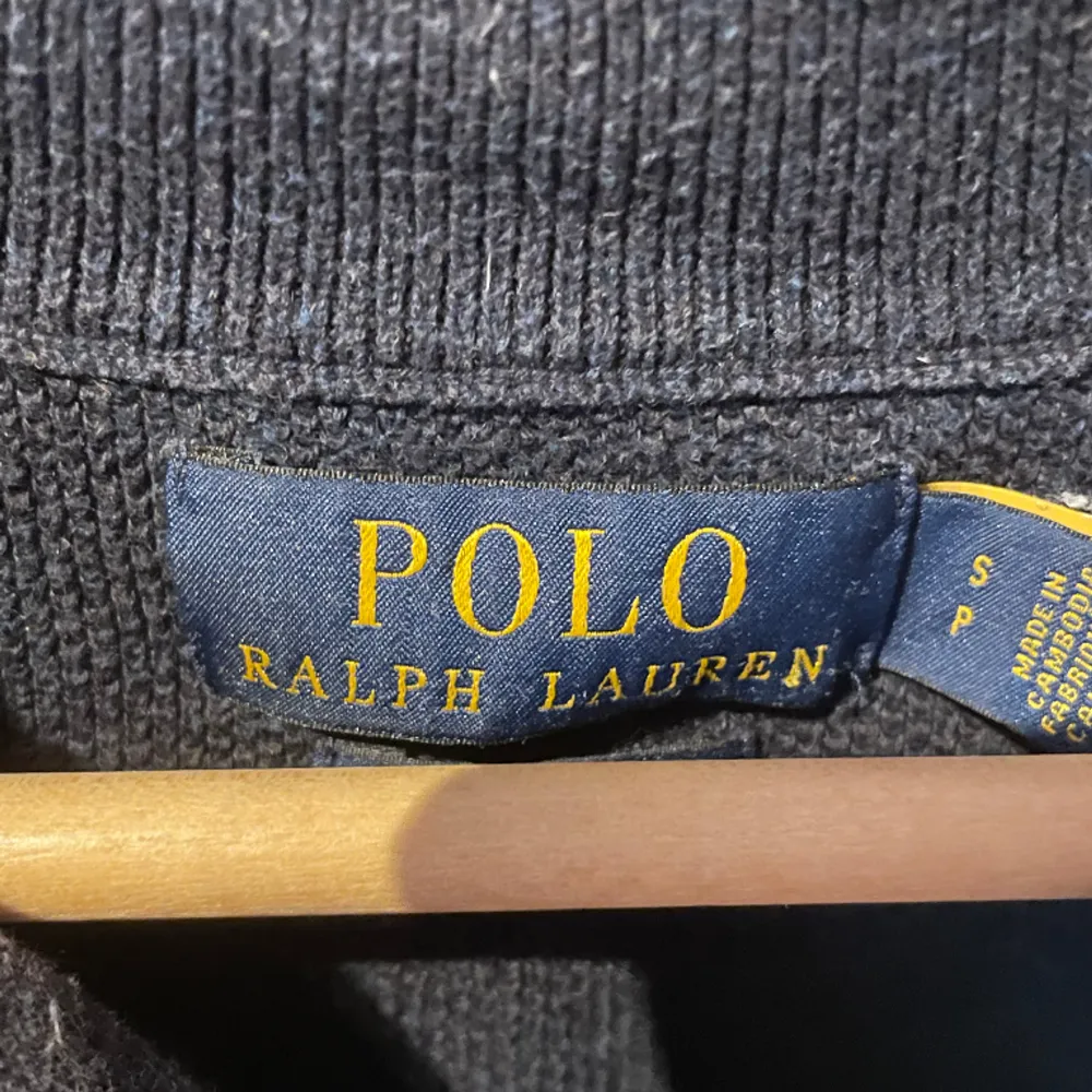 Säljer min gammla polo zip tröja.den har blivit för liten för mig så nu ska jag sälja vidare den. Jag skulle säga att den är i ganska bra skick 7/10.kan diskutera pris i dm. Tröjor & Koftor.