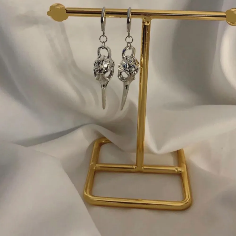 Så snygga örhängen finns i guld och silver.  Köp för 99kr/st Eller par för 179kr Modell 047/ 092. Accessoarer.