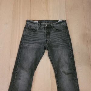 Levi's 501 - Riktigt snygga levis 501or i färgen grå! Fint skick, inga skador!