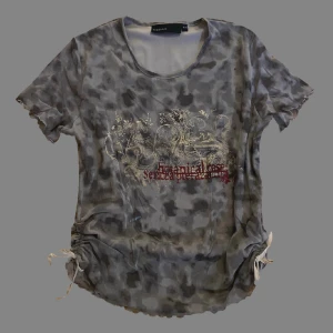 Fin tröja ☆〜 - fin tröja med tryck och knyten på sidorna som är justerbara ! 