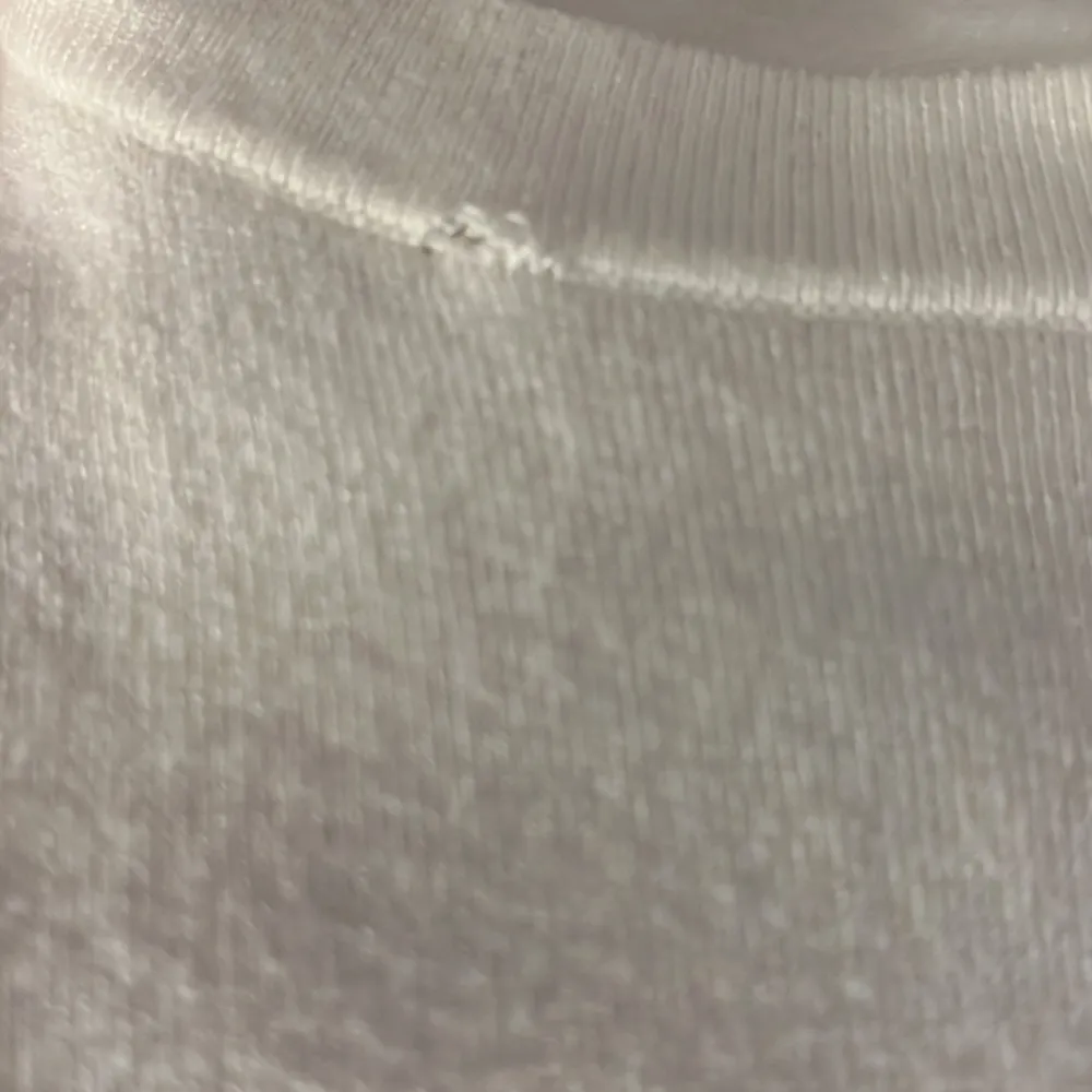 Jag säljer en vit tröja från Zara, pågrund av att den inte avändats längre. Tröjan är köpt för 299 på Zara men säljer nu för 150kr. Den är st S och är i fint skick om man bortser från att tråden har lossnat lite grann på framsidan,(tänker ej på det)😊. Blusar.