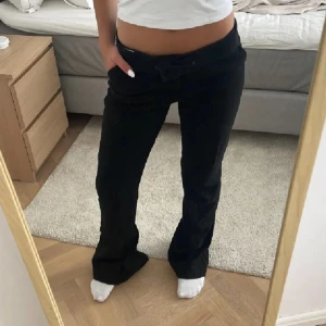 Kostym byxor - Säljer dom här superfina lågmidjade kostym byxorna som sitter super fint men tyvär kommer inte till användning dom va använda Max 2 gånger dom är ifrån bik bok och är helt slutsålda vid mer frågor kom privat  🙌pris kan diskuteras🙌