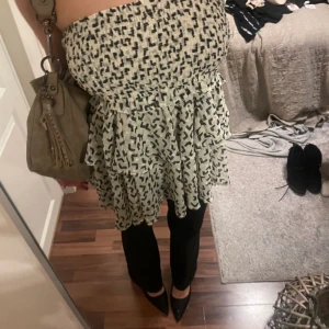 Volang topp/kjol - Denna super unika toppen/kjolen är perfekt nu till våren och sommaren. Man kan styla den på detta vis eller som man vill. Den är från Lindex och köptes för 300kr. Säljer då den inte kommer till någon användning längre. Jag bara använt fåtal gånger🥰