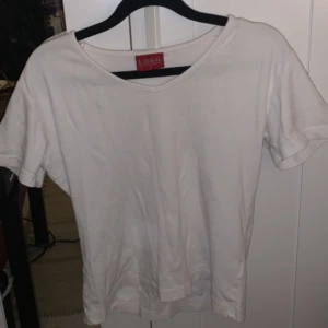 Vit t-shirt  - Säljer en fin vit t-shirt som är i storlek M men passar även på mig som har  XS/S.
