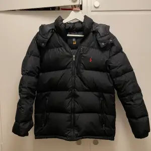 Säljer nu mina Ralph lauren jacka i storlek barn XL men sitter som XS-S model på bilden är runt 175 kond 10/10 bara använd denna vinter försiktigt ny pris 3500 mitt pris 1600 hör av er vid frågor eller funderingar