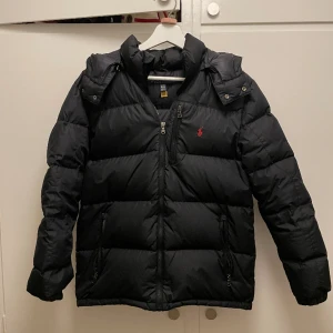Ralph lauren jacka - Säljer nu mina Ralph lauren jacka i storlek barn XL men sitter som XS-S model på bilden är runt 175 kond 10/10 bara använd denna vinter försiktigt ny pris 3500 mitt pris 1600 hör av er vid frågor eller funderingar