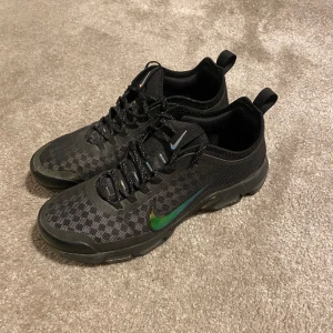 Nike TN  - Nike Tn skor som är väldigt sällsynta🔥, men dock så har en plast bit (se bild 3) lossnat men har limmat tillbaka den så gått det går. Det syns men inte direkt något man tänker på! Skick 7,5/10 Skriv vid frågor!💯