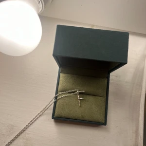Maria Nilsdotter halsband  - Köpte detta halsband i deras butik för ett halv år sedan, den är så fin men vill ha ett annat halsband från henne därför säljer jag 💗