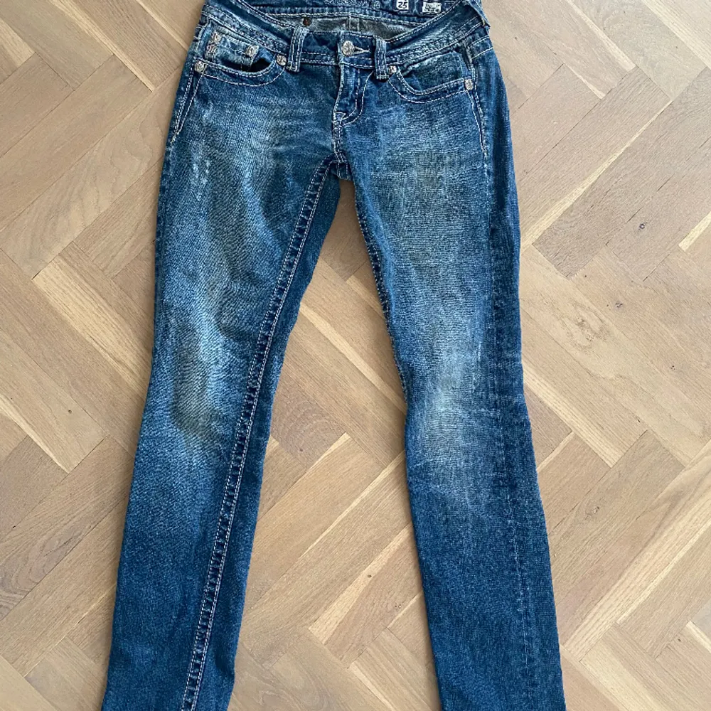 Säljer vidare dessa miss me jeans som jag köpte här på plick men tyvärr var för små🩷köpte för 800 men pris går att diskuteras! Skriv gärna för frågor 💗. Jeans & Byxor.