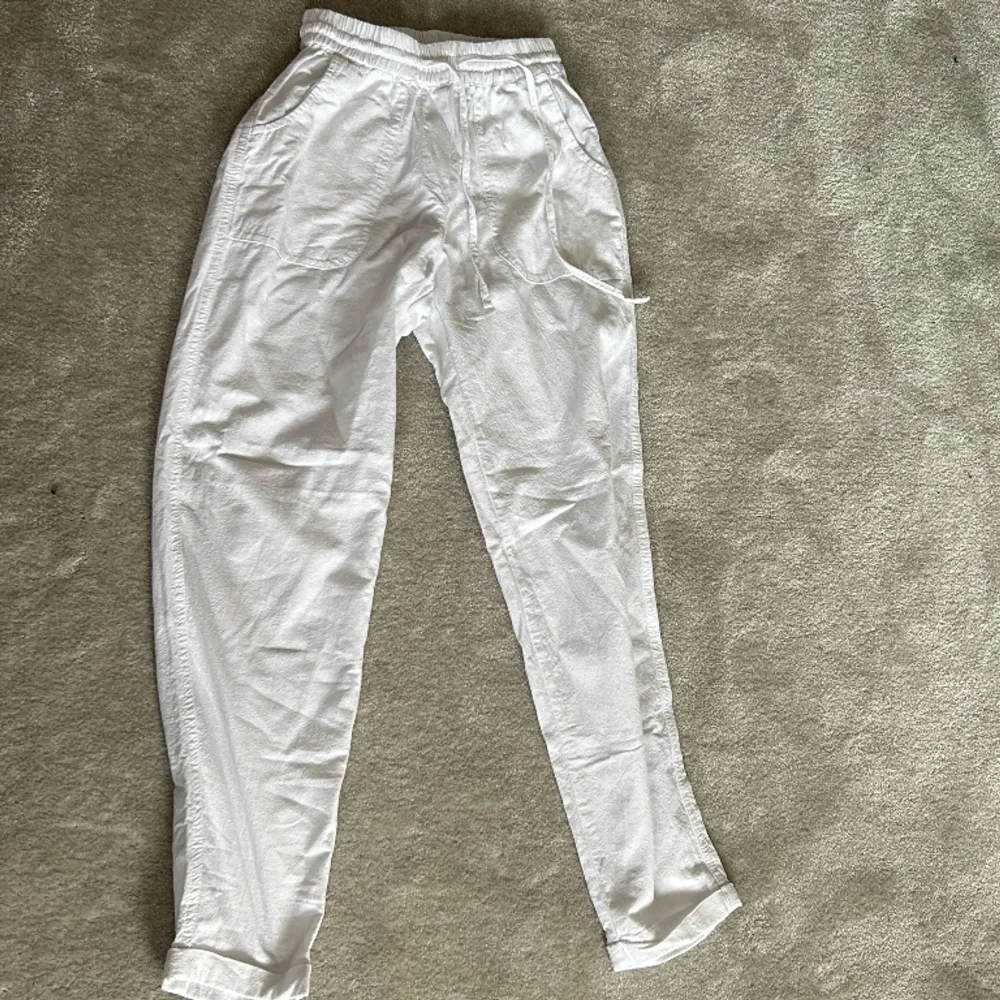 Säljer nu ett par vita linnebyxor från Soya Concept, super sköna och mysiga, 27,5cm i midjan (stretchiga) och 89,5 i längden, passa på🤍. Jeans & Byxor.