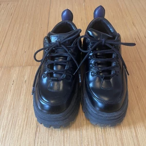 Eytys Angel - Eytys skor i modellen Angel.  Storlek 38 Använda 2ggr så inga tecken på användning. Endast lite smutsiga på sulan men torkas självklart av innan.  Nypris 2800kr  Köpare står för frakt om inget annat bestäms. 