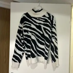 Stickad tröja med zebramönster. Från NA-KD.  Den är oversized i strl S/36!🥰 Nypris 439kr, säljer för 250kr 