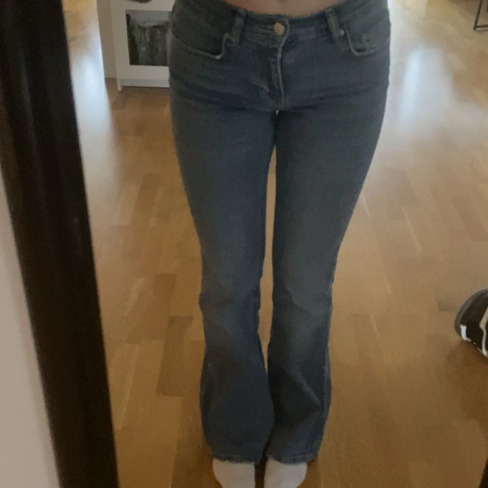 Blåa jeans från ginatricot. Storlek 32 och passar mig bra som har 26/32 i andra jeans. Använda Max 5-6 ggr, bra skick! Nypris 500. Jeans & Byxor.