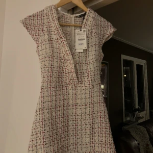 Zara klänning - Den har prislappen kvar men en tråd sitter löst vid dragkedjan då den va för liten för mig när jag provade den. Inga andra defekter. Är vanligtvis en stl S