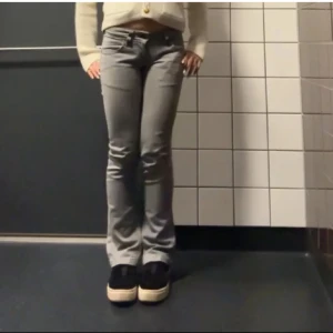gråa levis jeans - bilderna är lånade av tidigare ägare som jag köpte av💕supersnygga gråa lågmidjade jeans i modellen 472 bootcut säljer eftersom dom va för små för mig men i superbra skick! liknar ltb jeansen💕