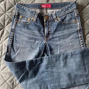 Ett par skit snygga Lowwaist jeans, som jag köpte secondhand men som tyvärr inte passa mig. Dom är stlk 36, och är straight lowwaist+skit snygga bakfickor!  Priset kan diskuteras❤️