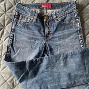 Lowwaist jeans - Ett par skit snygga Lowwaist jeans, som jag köpte secondhand men som tyvärr inte passa mig. Dom är stlk 36, och är straight lowwaist+skit snygga bakfickor!  Priset kan diskuteras❤️