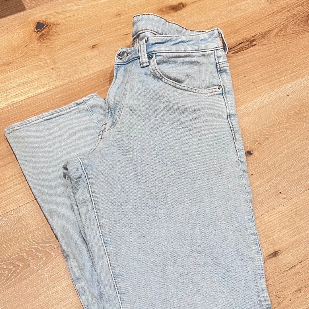 light washed straight legged jeans never worn before in perfect condition . Jeans & Byxor.
