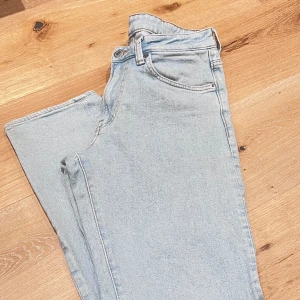 Byxor, jeansen  - light washed straight legged jeans never worn before in perfect condition 