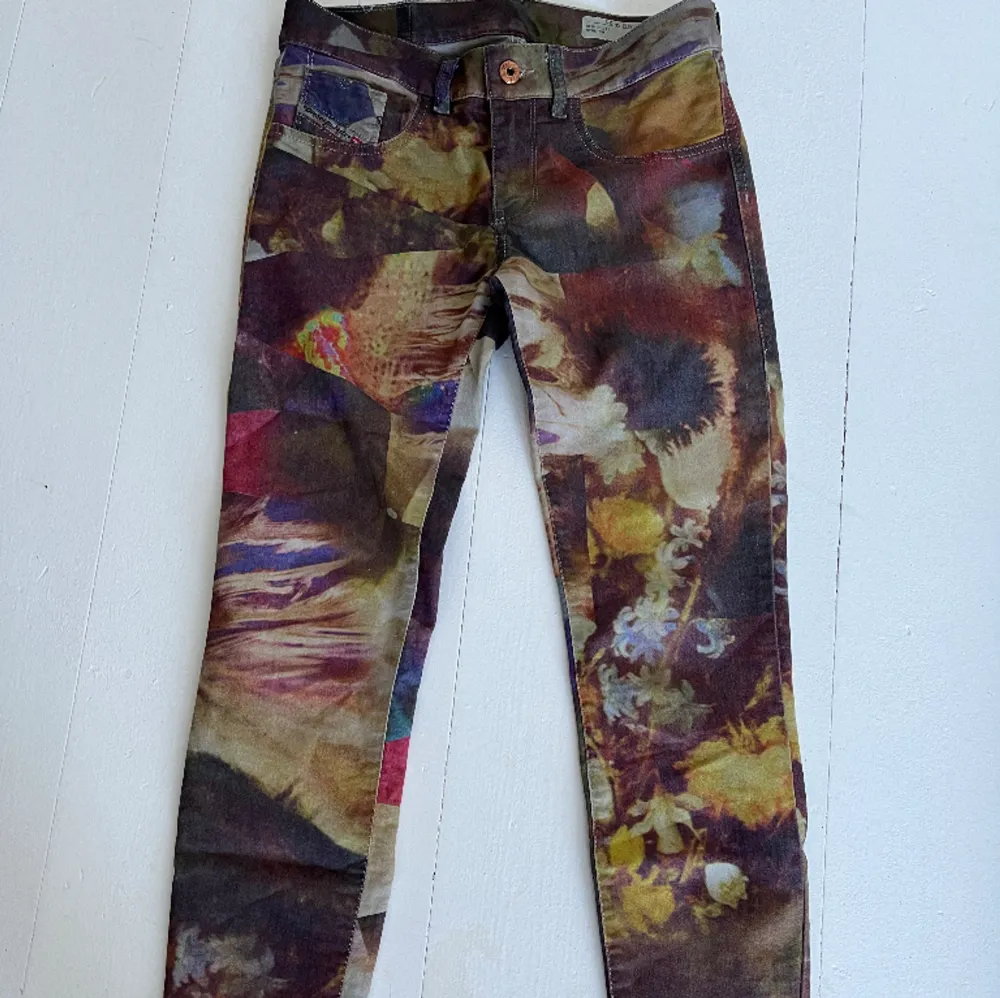 Flerfärgade jeans i brända toner från Diesel. Smala (inte skinny) i 5-ficksmodell. Mycket fint skick.. Jeans & Byxor.