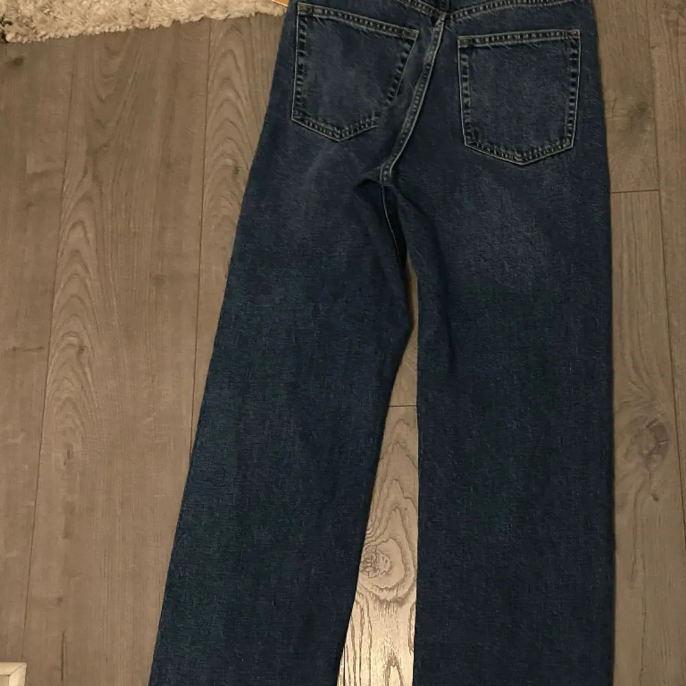 Helt nya jeans från Lindex modellen heter Franka o det är strl 34, nypris 599kr. Jeans & Byxor.