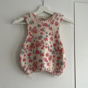 Stickad blommig topp zara - Superfin virkad blommig topp från Zara. Köpt i USA för 2 år sedan, går inte få tag på längre. Helt oanvänd, bara provad :) Storlek M, men skulle säga att den även passar XS/S beroende på passform man vill ha