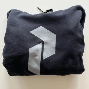 Peak Perfomance Hoodie - Hoodie från Peak Performance  I storlek S men är ganska liten så mer som en XS Använd men i gott skick 
