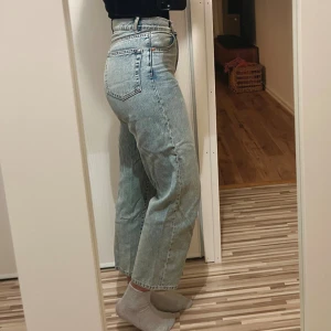 Högmidjade Jeans  - Riktigt snygga högmidjade Jeans från Lindex storlek 34. Rak modell med något kortare ben. Smal midja och gott om plats över låren. Nyskick. 