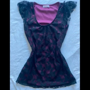 Topp med spets - Jättesnygg topp jag köpte på Vinted som inte kommit till användning. Bild är framföra säljaren. Den är i bra skick :) pris kan diskuteras 