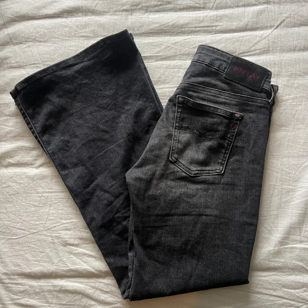 Raka/bootcut lågmidjade jeans från Replay, stl. 158/XXS men passar även XS🫶🏻. Jeans & Byxor.