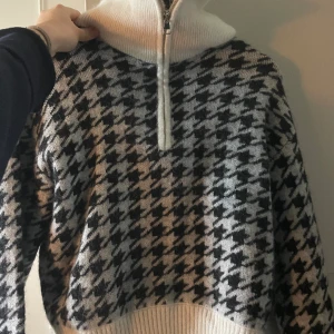 Stickad tröja från & other stories  - Säljer min fina tröja från & other stories. Jättefint skick, tror även den är slutsåld då den köptes för ett år sedan Sparsamt använd 