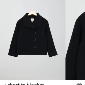 Kappa - säljer min kappa ifrån Gina tricot då jag inte andvänder den för att jag köpt en ny!💗 har en liten fläck längst mer(kontakta för bild) går säker att tvätta bort annars får ni för billigare pris💗 den är storlek 158/164 så xs💗kontakta för fler bilder💗💘