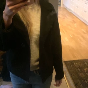 Kappa - Denna svarta kappan är för kort i armarna för mig och för liten i storleken då den är liten i storleken🩷 köpte den på nätet och minns inte vart i från då de inte heller står det på jackan, skriv dirket om ni är intresserade 😊