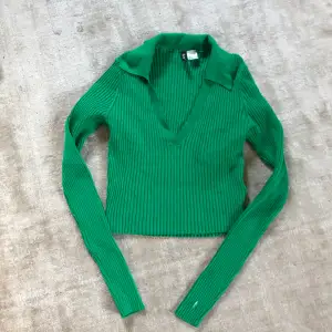 Säljer en grön tajt tröja med V formad urringning. Den är köpt från H&M. 💚✨