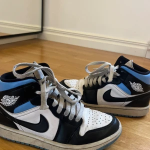 Slitna Air Jordan 1 skor  - Väldigt använda jordans med hål under på sulan. Dock fungerar dom bra förutom när det regnar. 
