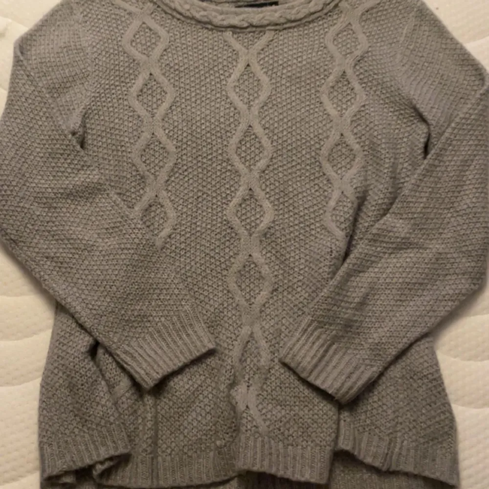 En grå strickad tröja från Kappahl i storlek Small. I bra skick!. Stickat.