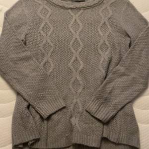 En grå strickad tröja från Kappahl i storlek Small. I bra skick!